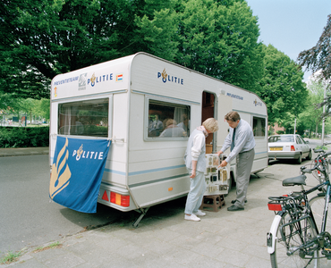 823834 Afbeelding van een caravan van waaruit de regiopolitie voorlichting geeft over inbraakpreventie, op het Prins ...